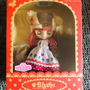 Petite Blythe Squiggly Squirrel